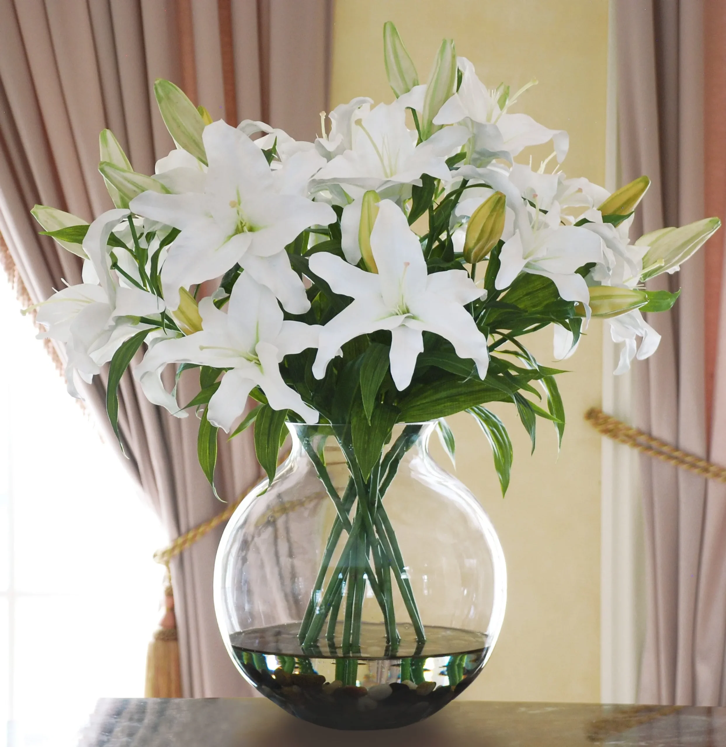 WHITE LILY CASABLANCA CENTERPICE (DP745-WW)